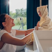 lionelo Muslin Hooded Towel Red Coral — ręcznik kąpielowy z kapturkiem